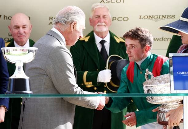 Bilder des Jahres 2023, Sport 06 Juni Sport Themen der Woche KW25 Mandatory Credit: Photo by James Marsh Shutterstock (13977137bj) HM King Charles III presents the trophy to Chris Hayes the jockey of Tahiyra the winning horse in the Coronation Stakes. Royal Ascot, Day Four, Horse Racing, Ascot Racecourse, Berkshire, UK - 23 Jun 2023 Royal Ascot, Day Four, Horse Racing, Ascot Racecourse, Berkshire, UK - 23 Jun 2023  Copyright: xJamesxMarsh Shutterstockx 13977137bj