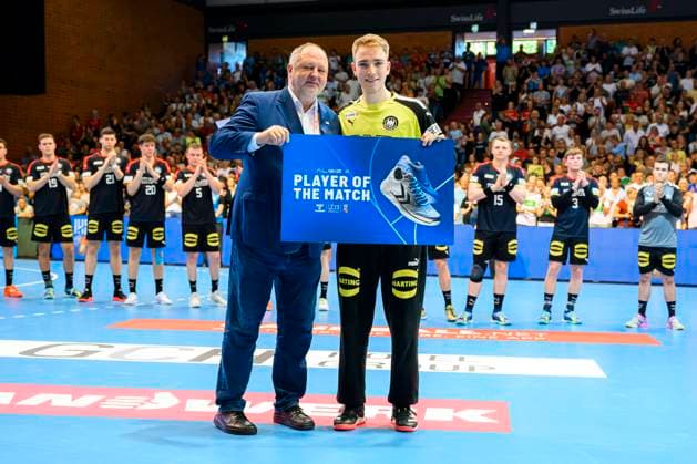Hannover, Deutschland 23. Juni 2023: Handball U21, U 21 WM - Vorrunde Gruppe B - Algerien - Deutschland v.li. DHB Präsident Andreas Michelmann (Deutschland), Torhueter Lasse Ludwig (Deutschland VfL Potsdam) Hannover Swiss Life Hall Niedersachsen Deutschland