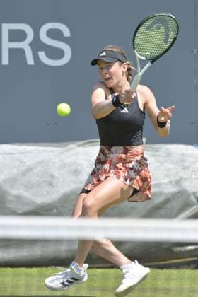 24.06.2023, xbrx, Tennis Bad Homburg Open WTA, Tennis Damen 250, emspor, v.l. Volynets, Katie (USA), fokussiert, konzentriert, spielt den Ball Bad Homburg
