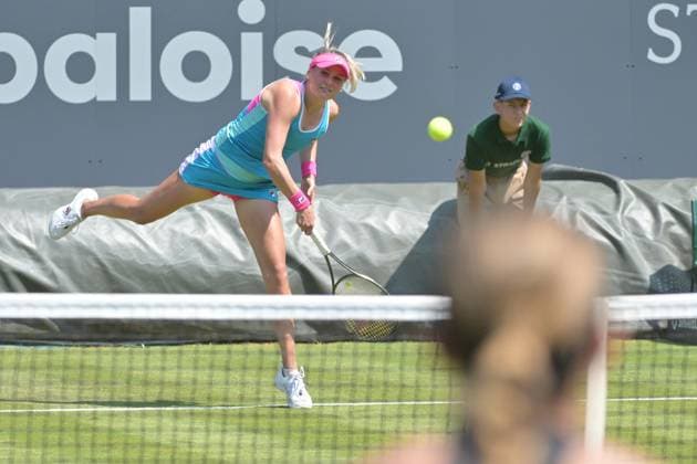 24.06.2023, xbrx, Tennis Bad Homburg Open WTA, Tennis Damen 250, emspor, v.l. Baindl, Kateryna (UKR), spielt den Ball, fokussiert, konzentriert Bad Homburg