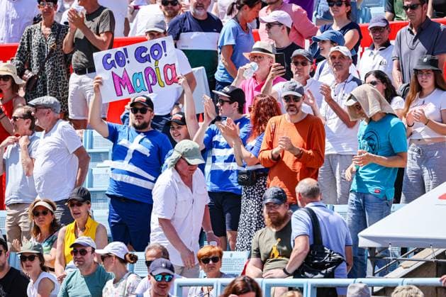 griechische Fans im Steffi-Graf-Stadion feuern Maria SAKKARI GRE an, bett1open presented by ecotrans Group, Berlin, LTTC Rot-Weiß Berlin, 24.06.2023, Copyright: xClaudioxGärtnerx