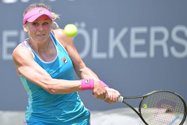 24.06.2023, xbrx, Tennis Bad Homburg Open WTA, Tennis Damen 250, emspor, v.l. Baindl, Kateryna (UKR), spielt den Ball, fokussiert, konzentriert Bad Homburg