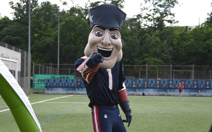 24.06.2023, xokbx, American Football ELF European League of Football, Frankfurt Galaxy - Paris Musketeers emspor, v.l. New England Patriots Maskottchen Pat Patriot (DFL DFB REGULATIONS PROHIBIT ANY USE OF PHOTOGRAPHS as IMAGE SEQUENCES and or QUASI-VIDEO) Frankfurt am Main