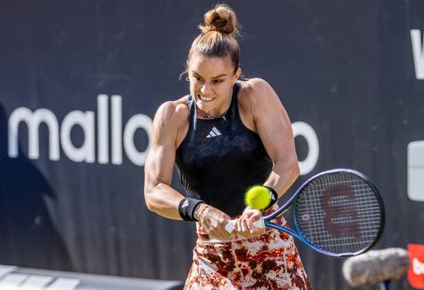 Berlin, 24.06.23, Tennis: Grass Court Championships Berlin im Steffi-Graf-Stadion. Damen, Einzel, Semi Final, Maria Sakkari (GRE) gegen Donna Vekic (CRO). Maria Sakkari retourniert den Ball. bett1open 2023 - Grass Court Championships Berlin