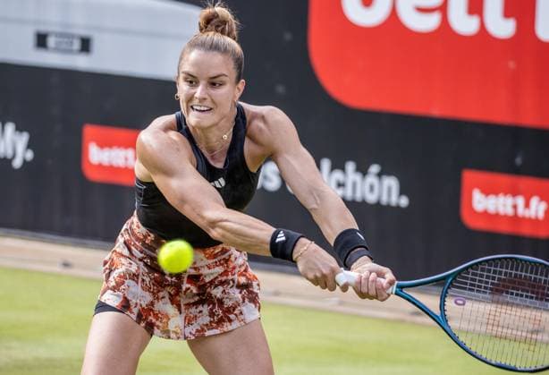 Berlin, 24.06.23, Tennis: Grass Court Championships Berlin im Steffi-Graf-Stadion. Damen, Einzel, Semi Final, Maria Sakkari (GRE) gegen Donna Vekic (CRO). Maria Sakkari retourniert den Ball. bett1open 2023 - Grass Court Championships Berlin