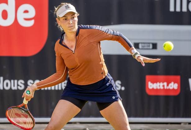 Berlin, 24.06.23, Tennis: Grass Court Championships Berlin im Steffi-Graf-Stadion. Damen, Einzel, Semi Final, Maria Sakkari (GRE) gegen Donna Vekic (CRO). Donna Vekic retourniert den Ball. bett1open 2023 - Grass Court Championships Berlin