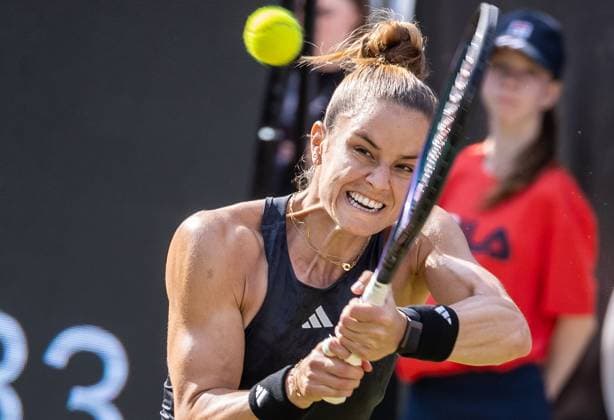 Berlin, 24.06.23, Tennis: Grass Court Championships Berlin im Steffi-Graf-Stadion. Damen, Einzel, Semi Final, Maria Sakkari (GRE) gegen Donna Vekic (CRO). Maria Sakkari retourniert den Ball. bett1open 2023 - Grass Court Championships Berlin