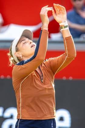 Berlin, 24.06.23, Tennis: Grass Court Championships Berlin im Steffi-Graf-Stadion. Damen, Einzel, Semi Final, Maria Sakkari (GRE) gegen Donna Vekic (CRO). Donna Vekic jubelt ueber ihren Sieg. bett1open 2023 - Grass Court Championships Berlin