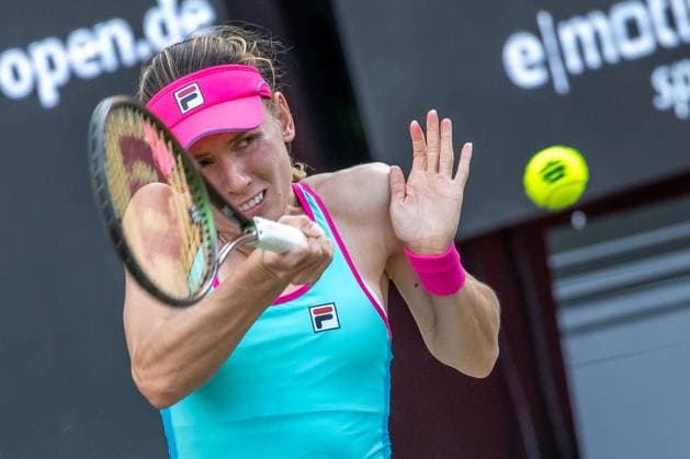 Berlin, 24.06.23, Tennis: Grass Court Championships Berlin im Steffi-Graf-Stadion. Damen, Einzel, Halbfinale, Alexandrowa (Russland) - Kvitova (Tschechien). Jekaterina Jewgenjewna Alexandrowa (Russland) retourniert einen Ball. bett1open 2023 - Grass Court Championships Berlin