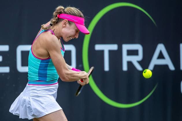 Berlin, 24.06.23, Tennis: Grass Court Championships Berlin im Steffi-Graf-Stadion. Damen, Einzel, Halbfinale, Alexandrowa (Russland) - Kvitova (Tschechien). Jekaterina Jewgenjewna Alexandrowa (Russland) retourniert einen Ball. bett1open 2023 - Grass Court Championships Berlin