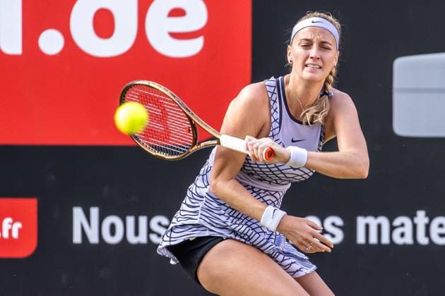Berlin, 24.06.23, Tennis: Grass Court Championships Berlin im Steffi-Graf-Stadion. Damen, Einzel, Halbfinale, Alexandrowa (Russland) - Kvitova (Tschechien). Petra Kvitova (Tschechien) retourniert einen Ball. bett1open 2023 - Grass Court Championships Berlin