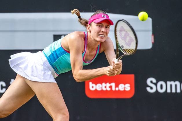 Berlin, 24.06.23, Tennis: Grass Court Championships Berlin im Steffi-Graf-Stadion. Damen, Einzel, Halbfinale, Alexandrowa (Russland) - Kvitova (Tschechien). Jekaterina Jewgenjewna Alexandrowa (Russland) retourniert einen Ball. bett1open 2023 - Grass Court Championships Berlin