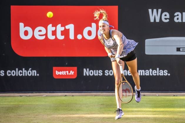 Berlin, 24.06.23, Tennis: Grass Court Championships Berlin im Steffi-Graf-Stadion. Damen, Einzel, Halbfinale, Alexandrowa (Russland) - Kvitova (Tschechien). Petra Kvitova (Tschechien) retourniert einen Ball. bett1open 2023 - Grass Court Championships Berlin