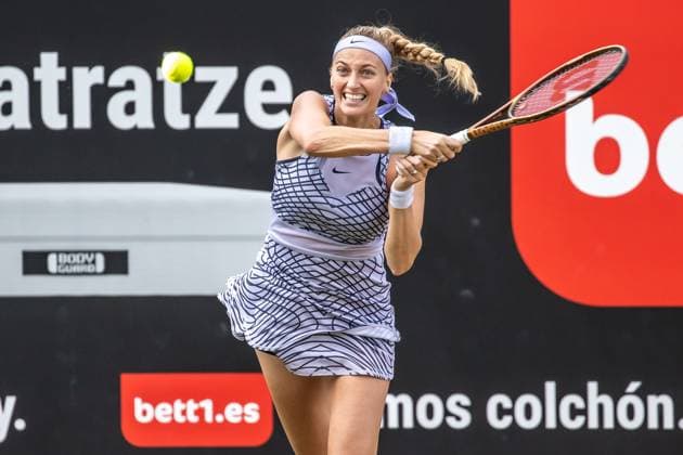 Berlin, 24.06.23, Tennis: Grass Court Championships Berlin im Steffi-Graf-Stadion. Damen, Einzel, Halbfinale, Alexandrowa (Russland) - Kvitova (Tschechien). Petra Kvitova (Tschechien) retourniert einen Ball. bett1open 2023 - Grass Court Championships Berlin