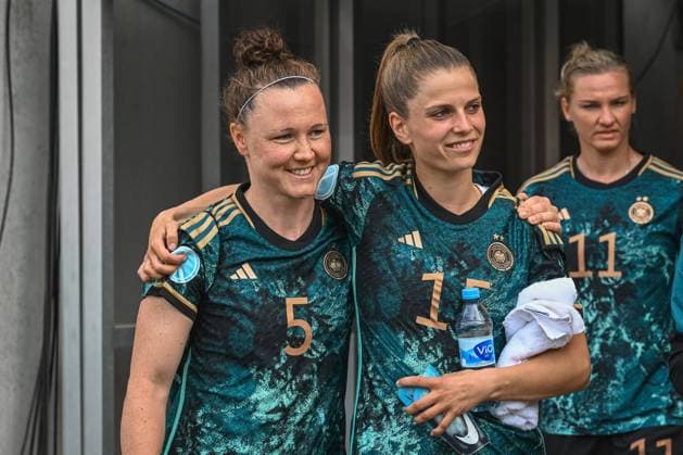 24.06.2023, GER, Fußball, Länderspiel Frauen, 2022 2023, Deutschland - Vietnam Marina Hegering (5 Deutschland) und Tabea Sellner (15 Deutschland) auf dem Weg zur Auswechselbank. Offenbach am Main Stadion am Bieberer Berg Hessen Deutschland