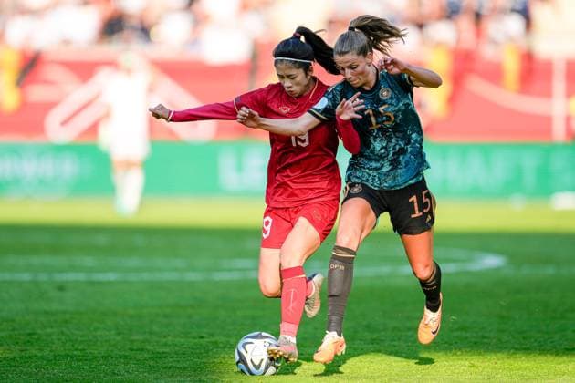 Sport Themen der Woche KW25 Sport Bilder des Tages v.li.: Nguyen Thi Thanh Nha (Vietnam, 19), Tabea Sellner (geb. Waßmuth, DFB-Frauen, 15), Zweikampf, Spielszene, Duell, duel, tackle, tackling, Dynamik, Action, Aktion, 24.06.2023, Offenbach am Main (Deutschland), Fussball, Länderspiel der Frauen, Deutschland - Vietnam, 24.06.2023, Offenbach am Main (Deutschland), Fussball, Länderspiel der Frauen, Deutschland - Vietnam, DFB DFL REGULATIONS PROHIBIT ANY USE OF PHOTOGRAPHS AS IMAGE SEQUENCES AND OR QUASI-VIDEO. *** v li Nguyen Thi Thanh Nha Vietnam, 19 , Tabea Sellner geb Waßmuth, DFB Women, 15 , duel, game scene, duel, tackle, tackling, dynamics, action, action, 24 06 2023, Offenbach am Main Germany , football, Womens international match, Germany Vietnam, 24 06 2023, Offenbach am Main Germany , football, Womens international match, Germany Vietnam, DFB DFL REGULATIONS PROHIBIT ANY USE OF PHOTOGRAPHS AS IMAGE SEQUENCES AND OR QUASI VIDEO xozx