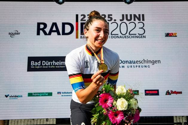 Bilder des Jahres 2023, Sport 06 Juni Sport Themen der Woche KW25 Sport Bilder des Tages LIPPERT Liane: National Championships Road cycling, Rad, Radsport, Strasse 2023 - RR Elite Women LIPPERT Liane ( GER ) - MOVISTAR TEAM WOMEN ( MOV ) - ESP - Winner - First Place Award Ceremony Medal Ceremony Podium - Querformat - quer - horizontal - Landscape - Event Veranstaltung: National Championships - Road Cycling - Category Kategorie: Cycling - Road Cycling - Elite Women - Location Ort: Europe Germany - Baden Württemberg - Start: Donaueschingen - Finish - Bad Dürrheim ( Baden Württemberg ) - Discipline: Road Race ( RR ) - National Championships - Distance: 135 km - Date Datum: 24.06.2023 Saturday - *** LIPPERT Liane National Championships Road Cycling 2023 RR Elite Women LIPPERT Liane GER MOVISTAR TEAM WOMEN MOV ESP Winner First Place Award Ceremony Medal Ceremony Podium Landscape Event National Championships Road Cycling Category Category Cycling Road Cycling Elite Women Location Ort Europe Germany Baden Württemberg Start Donaueschingen Finish Bad Dürrheim Baden Württemberg Discipline Road Race RR National Championships Distance 135 km Date Date 24 06 2023 Saturday