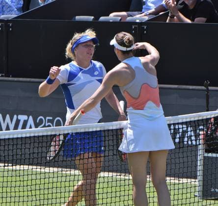 25.06.2023 Tennis, WTA, Tennis Damen Bad Homburg Open 2023 Abschiedsmatch von Tennisspielerin Andrea Petkovic (GER) Andrea Petkovic bedankt sich bei ersten Gegnerin Anna-Lena Friedsam, emspor, DFL regulations prohibit any use of photographs as image sequences and or quasi-video