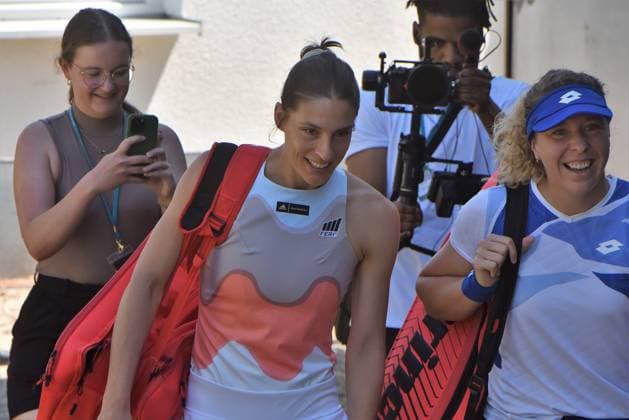 25.06.2023 Tennis, WTA, Tennis Damen Bad Homburg Open 2023 Abschiedsmatch von Tennisspielerin Andrea Petkovic (GER) Andrea Petkovic mit der ersten Gegnerin Anna-Lena Friedsam, emspor, DFL regulations prohibit any use of photographs as image sequences and or quasi-video
