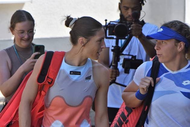 25.06.2023 Tennis, WTA, Tennis Damen Bad Homburg Open 2023 Abschiedsmatch von Tennisspielerin Andrea Petkovic (GER) Andrea Petkovic mit der ersten Gegnerin Anna-Lena Friedsam, emspor, DFL regulations prohibit any use of photographs as image sequences and or quasi-video