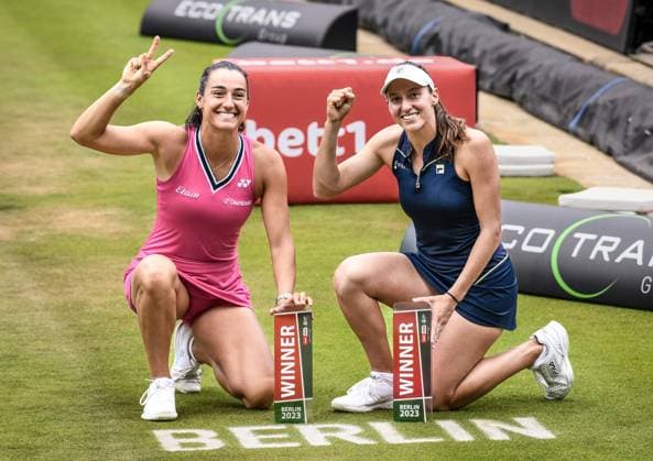 25.06.2023, xlakx, Tennis, WTA, Tennis Damen -Tour 2023 in Berlin emspor, v.l. Doppel Gewinner Caroline Garcia (Frankreich),Luisa Stefani (Brasilien) Berlin