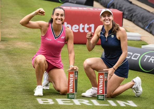 25.06.2023, xlakx, Tennis, WTA, Tennis Damen -Tour 2023 in Berlin emspor, v.l. Doppel Gewinner Caroline Garcia (Frankreich),Luisa Stefani (Brasilien) Berlin