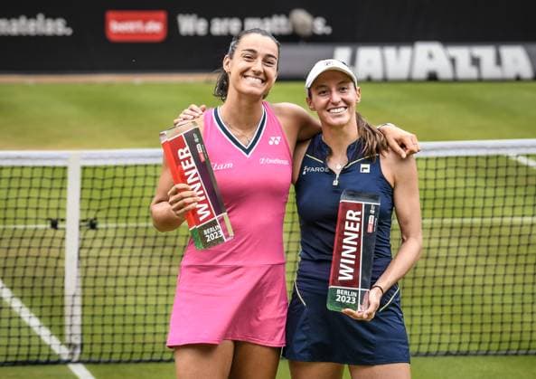 25.06.2023, xlakx, Tennis, WTA, Tennis Damen -Tour 2023 in Berlin emspor, v.l. Doppel Gewinner Caroline Garcia (Frankreich),Luisa Stefani (Brasilien) Berlin