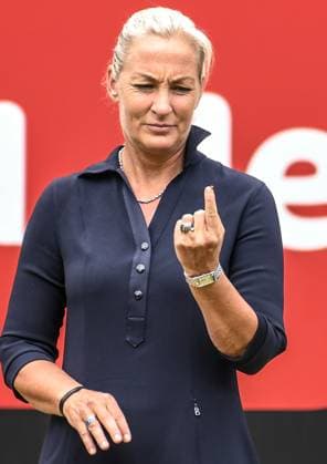 25.06.2023, xlakx, Tennis, WTA, Tennis Damen -Tour 2023 in Berlin emspor, v.l. Barbara Rittner beobachtet einen Marienkäfer auf Ihren Finger Berlin