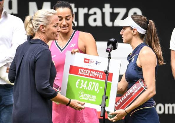 25.06.2023, xlakx, Tennis, WTA, Tennis Damen -Tour 2023 in Berlin emspor, v.l. Barbara Rittner überreicht den Gewinner Scheck Doppel an Caroline Garcia (Frankreich),Luisa Stefani (Brasilien) Berlin