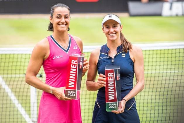 Bett1 Open WTA, Tennis Damen 500. Berlin, 25.06.2023 Caroline Garcia (Frankreich) Luisa Stefani (Brasilien) Die Sieger der Meisterschaft posieren mit der Trophäe Bett1 Open Finale WTA 500. Steffi Graf Stadion, Rot-Weiss Tennis Club, Berlin, 25.06.2023 Bett1Open Copyright: xBEAUTIFULxSPORTS LucianoxLimax