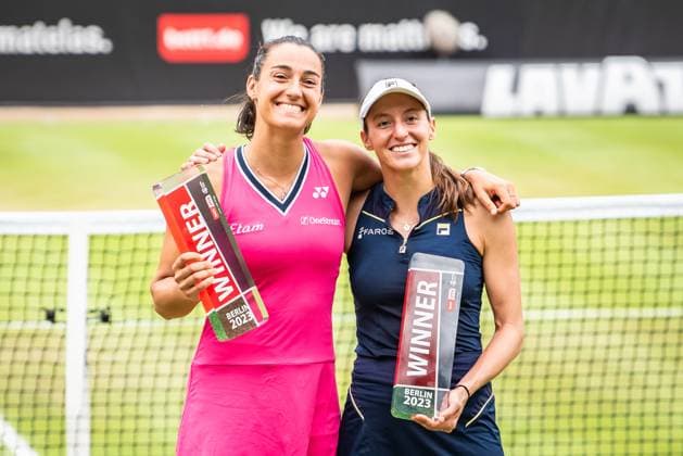 Sport Bilder des Tages Bett1 Open WTA, Tennis Damen 500. Berlin, 25.06.2023 Caroline Garcia (Frankreich) Luisa Stefani (Brasilien) Die Sieger der Meisterschaft posieren mit der Trophäe Bett1 Open Finale WTA 500. Steffi Graf Stadion, Rot-Weiss Tennis Club, Berlin, 25.06.2023 Bett1Open Copyright: xBEAUTIFULxSPORTS LucianoxLimax