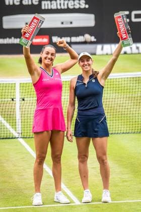Bett1 Open WTA, Tennis Damen 500. Berlin, 25.06.2023 Caroline Garcia (Frankreich) Luisa Stefani (Brasilien) Die Sieger der Meisterschaft posieren mit der Trophäe Bett1 Open Finale WTA 500. Steffi Graf Stadion, Rot-Weiss Tennis Club, Berlin, 25.06.2023 Bett1Open Copyright: xBEAUTIFULxSPORTS LucianoxLimax