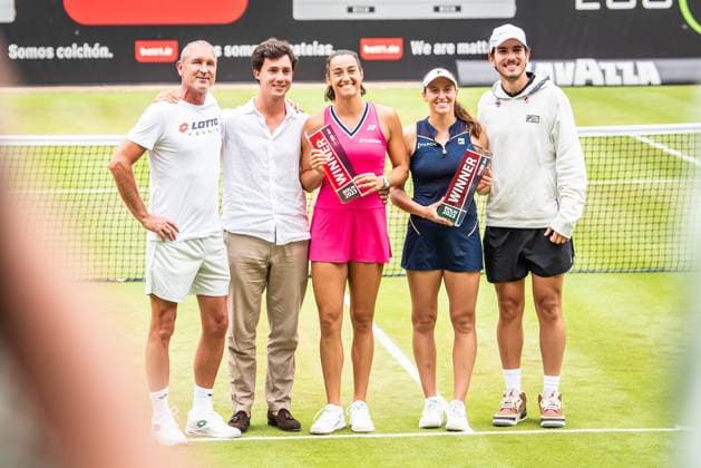 Bett1 Open WTA, Tennis Damen 500. Berlin, 25.06.2023 Caroline Garcia (Frankreich) Luisa Stefani (Brasilien) Die Sieger der Meisterschaft posieren mit der Trophäe und Trainer Bett1 Open Finale WTA 500. Steffi Graf Stadion, Rot-Weiss Tennis Club, Berlin, 25.06.2023 Bett1Open Copyright: xBEAUTIFULxSPORTS LucianoxLimax