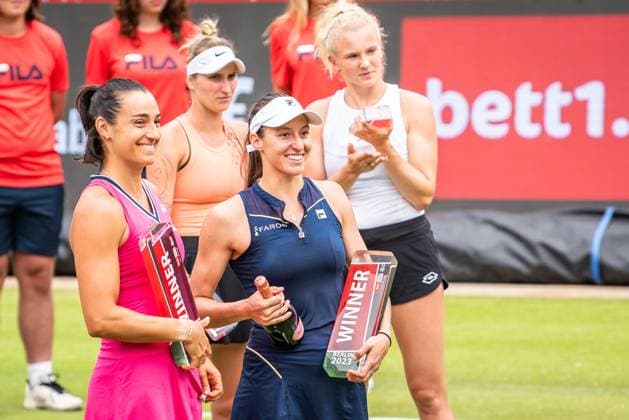 Bett1 Open WTA, Tennis Damen 500. Berlin, 25.06.2023 Caroline Garcia (Frankreich) Luisa Stefani (Brasilien) Die Sieger der Meisterschaft posieren mit der Trophäe Bett1 Open Finale WTA 500. Steffi Graf Stadion, Rot-Weiss Tennis Club, Berlin, 25.06.2023 Bett1Open Copyright: xBEAUTIFULxSPORTS LucianoxLimax