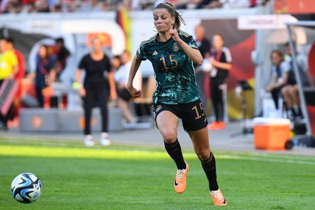Fußball I Frauen I Saison 2022-2023 I Länderspiel I Deutschland - Vietnam I 24.06.2023 Tabea Waßmuth (15, Deutschland) (verh. Sellner), bekanntes Gesicht mit neuen Namen, statt Waßmuth leuchtete heute der Name Sellner in goldenen Lettern auf der Rücken. Tabea Waßmuth hatte wenige Tage vor dem Länderspiel geheiratet. Freisteller, Nahaufnahme, Porträt, Portrait, Einzelfoto, Einzelbild, Körper Offenbach Stadion am Bieberer Berg Hessen Deutschland Copyright: xLobeca InesxHähnelx
