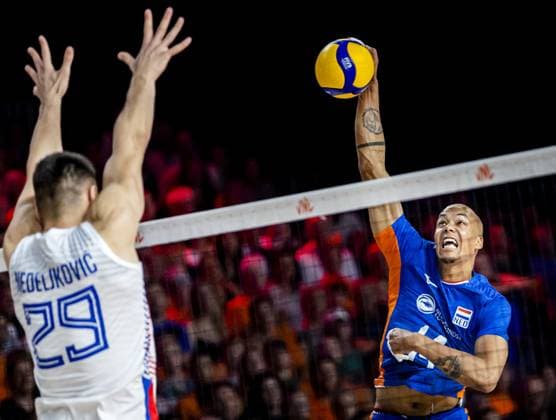 Bilder des Jahres 2023, Sport 06 Juni Sport Themen der Woche KW25 Sport Bilder des Tages ROTTERDAM - Nimir Abdel-Aziz of the Netherlands in action against Aleksander Nedeljkovic of Serbia during the Nations League volleyball match between the Netherlands and Serbia. ANP SEM VAN DER WAL xVIxANPxSportx xxANPxIVx 472430538 originalFilename: 472430538.jpg