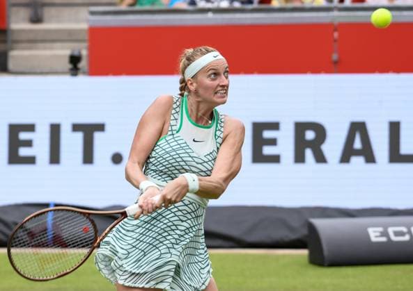 24.06.2023, xlakx, Tennis, WTA, Tennis Damen -Tour 2023 in Berlin emspor, v.l.Petra Kvitova (Tschechien),fokussiert, konzentriert, spielt den Ball Berlin
