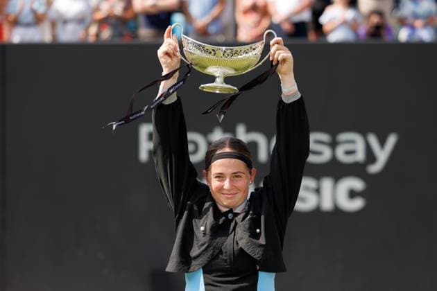 Sport Bilder des Tages Mandatory Credit: Photo by Ryan Browne Shutterstock (13977110ac) Jelena Ostapenko of Latvia poses with the Rothesay Classic Trophy. Rothesay Classic, Day Seven, Tennis, Edgbaston Priory Club, Birmingham, UK - 25 Jun 2023 Rothesay Classic, Day Seven, Tennis, Edgbaston Priory Club, Birmingham, UK - 25 Jun 2023 Copyright: xRyanxBrowne Shutterstockx 13977110ac