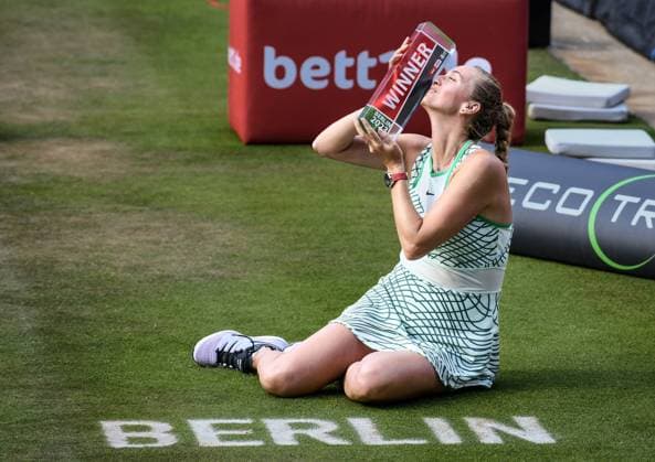 24.06.2023, xlakx, Tennis, WTA, Tennis Damen -Tour 2023 in Berlin emspor, v.l.Petra Kvitova (Tschechien) kuesst den Pokal im sitzen Berlin
