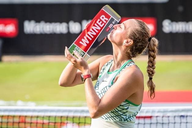 Bett1 Open WTA, Tennis Damen 500. Berlin, 24.06.2023 Petra Kvitova (Tschechien) feiert den Titel und hebt die Trophaee Bett1 Open Finale WTA 500. Steffi Graf Stadion, Rot-Weiss Tennis Club, Berlin, 24.06.2023 Bett1Open Copyright: xBEAUTIFULxSPORTS LucianoxLimax