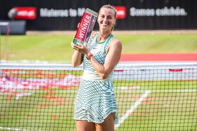 Bett1 Open WTA, Tennis Damen 500. Berlin, 24.06.2023 Petra Kvitova (Tschechien) feiert den Titel und hebt die Trophaee Bett1 Open Finale WTA 500. Steffi Graf Stadion, Rot-Weiss Tennis Club, Berlin, 24.06.2023 Bett1Open Copyright: xBEAUTIFULxSPORTS LucianoxLimax