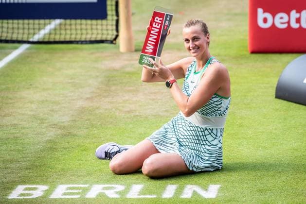 Bett1 Open WTA, Tennis Damen 500. Berlin, 24.06.2023 Petra Kvitova (Tschechien) feiert den Titel und hebt die Trophaee Bett1 Open Finale WTA 500. Steffi Graf Stadion, Rot-Weiss Tennis Club, Berlin, 24.06.2023 Bett1Open Copyright: xBEAUTIFULxSPORTS LucianoxLimax