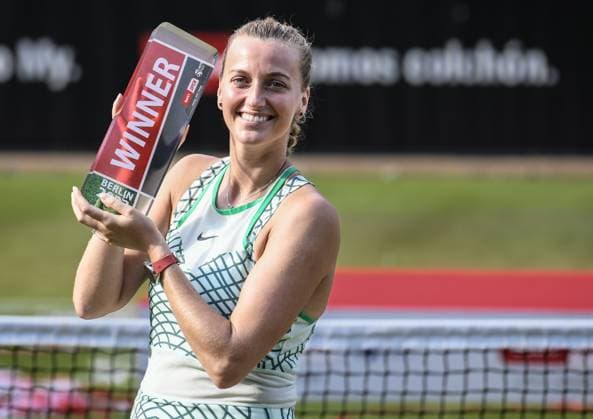 24.06.2023, xlakx, Tennis, WTA, Tennis Damen -Tour 2023 in Berlin emspor, v.l.Petra Kvitova (Tschechien) hält den Pokal in der Hand Berlin