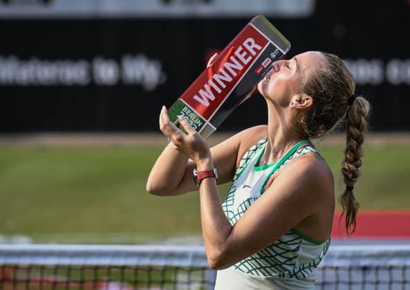 24.06.2023, xlakx, Tennis, WTA, Tennis Damen -Tour 2023 in Berlin emspor, v.l.Petra Kvitova (Tschechien) hält den Pokal in der Hand und kuesst ihn mit den Mund Berlin