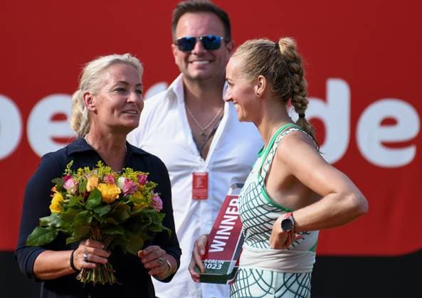 24.06.2023, xlakx, Tennis, WTA, Tennis Damen -Tour 2023 in Berlin emspor, v.l.Barbara Rittner mit einem Blumenstrauss in der Hand und Petra Kvitova (Tschechien) hält den Pokal in der Hand Berlin