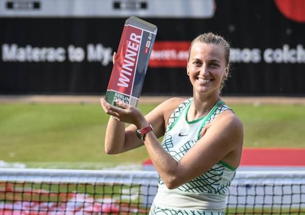 24.06.2023, xlakx, Tennis, WTA, Tennis Damen -Tour 2023 in Berlin emspor, v.l.Petra Kvitova (Tschechien) hält den Pokal in der Hand Berlin
