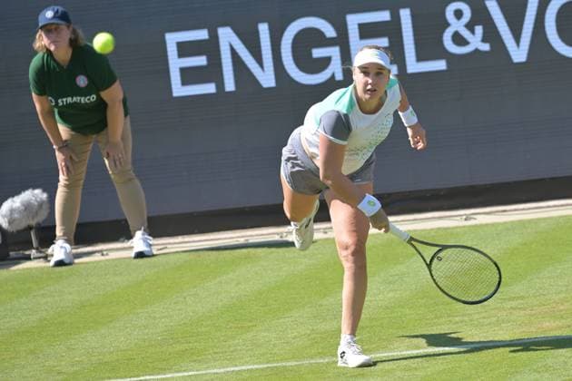 25.06.2023, xbrx, Tennis Bad Homburg Open WTA, Tennis Damen 250, emspor, v.l. Blinkova, Anna, spielt den Ball, fokussiert, konzentriert Bad Homburg