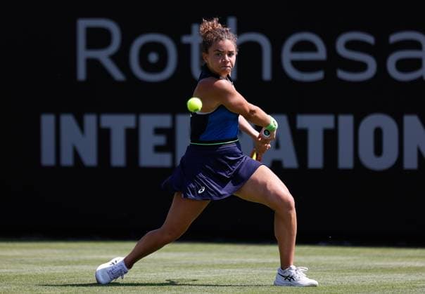 Sport Bilder des Tages 25th June 2023; Devonshire Park, Eastbourne, East Sussex, England: Rothesay International Eastbourne, Qualifying Round 2; Jasmine Paolini (ITA) plays a backhand against Jodie Burrage (GBR) in the Qualifying Round 2 match  ActionPlus12523880 HongboxChen