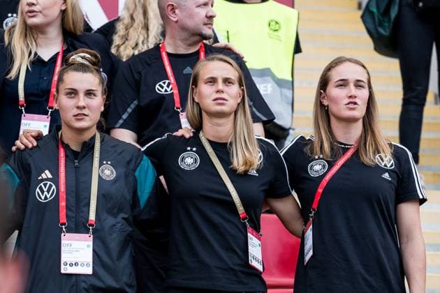 Laenderspiel Deutschland - Vietnam; 24.06.2023 Waehrend der Hymne: Carlotta Wamser (Deutschland), Klara Buehl (Deutschland, 19), Sydney Lohmann (Deutschland, 8) Laenderspiel Deutschland - Vietnam, Offenbach, Stadion am Bieberer Berg Copyright: xBEAUTIFULxSPORTS Wunderlx
