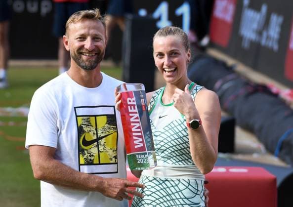 24.06.2023, xlakx, Tennis, WTA, Tennis Damen -Tour 2023 in Berlin emspor, v.l.Petra Kvitova (Tschechien) und Trainer Jiri Vanek ,Jubel Freude,Umarmung Berlin